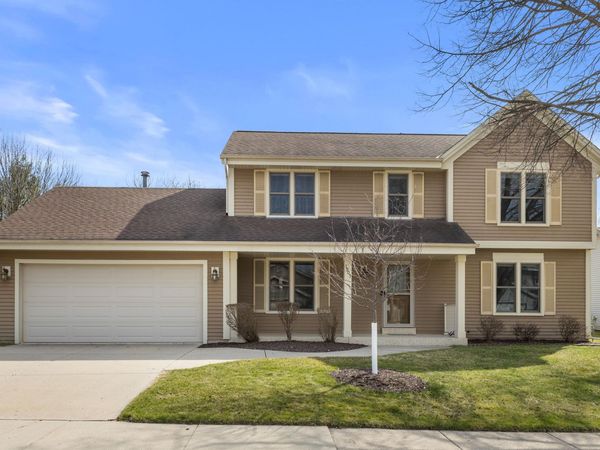 1905 Cliff Alex Ct N, Waukesha, WI 53189