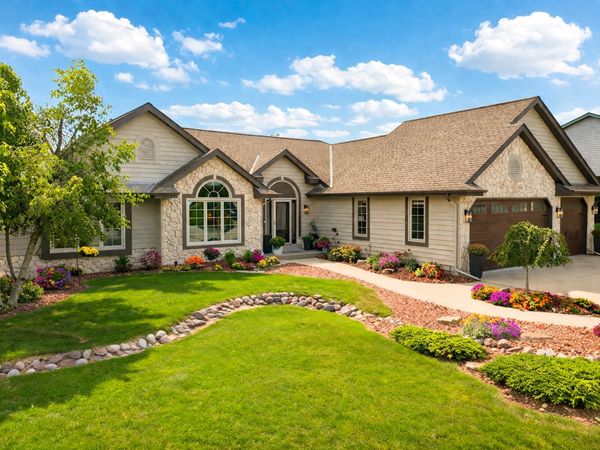 618 Two Rivers Dr, Mukwonago, WI 53149