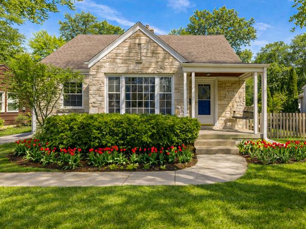 6142 N Apple Blossom Ln, Glendale, WI 53217