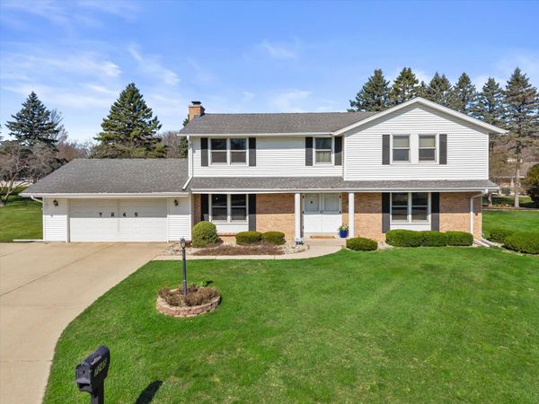 7245 N Wayside Ct, Glendale, WI 53209