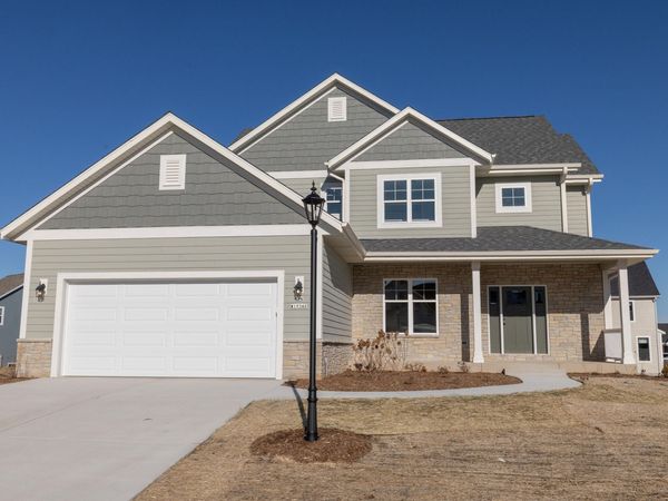 N54W19340 Kearney Ln, Menomonee Falls, WI 53051