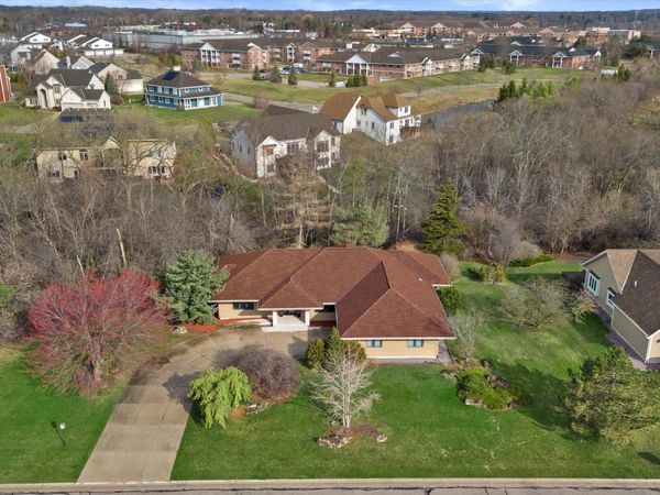 3381 S Highpointe Dr, New Berlin, WI 53151