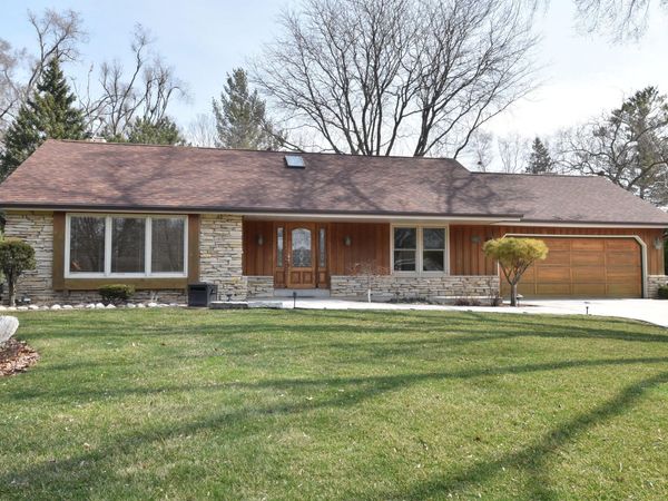 10570 W Pallottine Dr, Greenfield, WI 53228