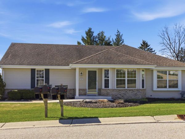 N96W14211 Knollcrest Cir, Germantown, WI 53022