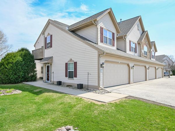 8650 S Roxbury Way, Oak Creek, WI 53154