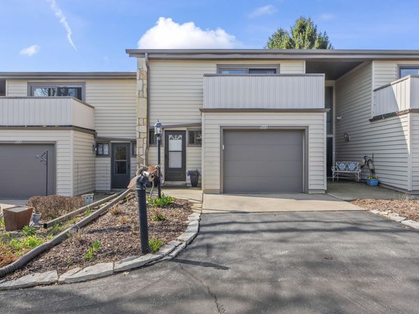 966 Valentine Rd, Oconomowoc, WI 53066