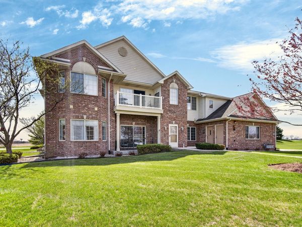 9296 Creekside Cir, Unit 212, Pleasant Prairie, WI 53158