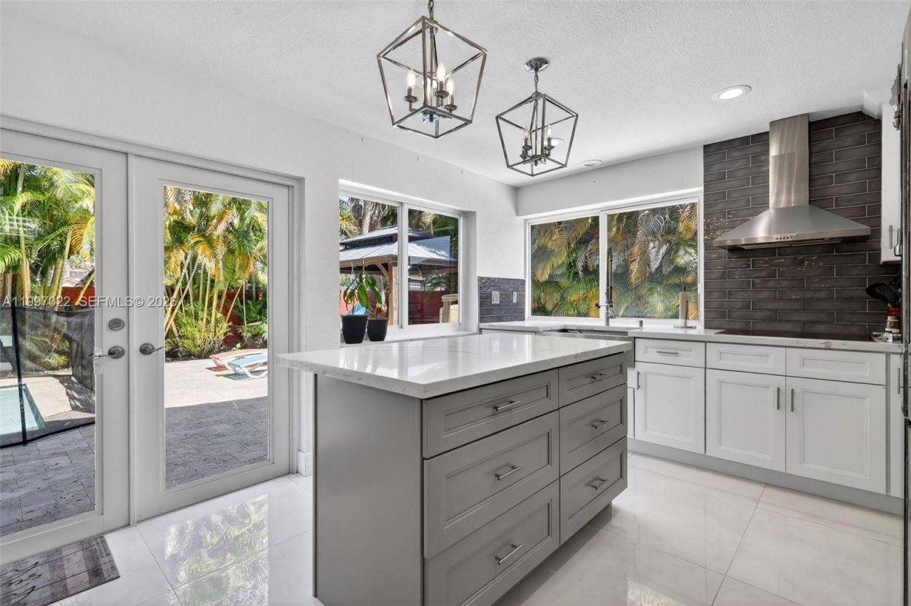 18198 NW 61st Ct , Hialeah, FL 33015 Photo