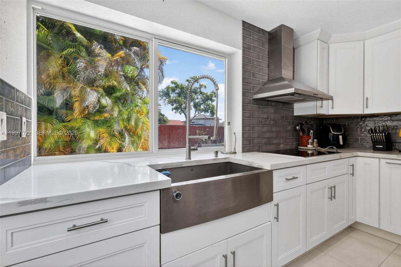 18198 NW 61st Ct , Hialeah, FL 33015 Photo