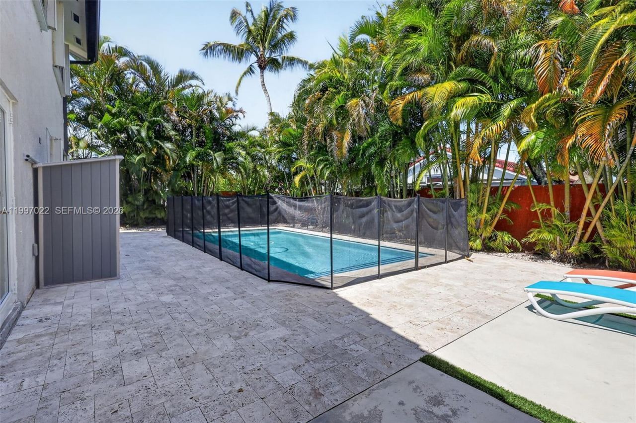 18198 NW 61st Ct , Hialeah, FL 33015 Photo