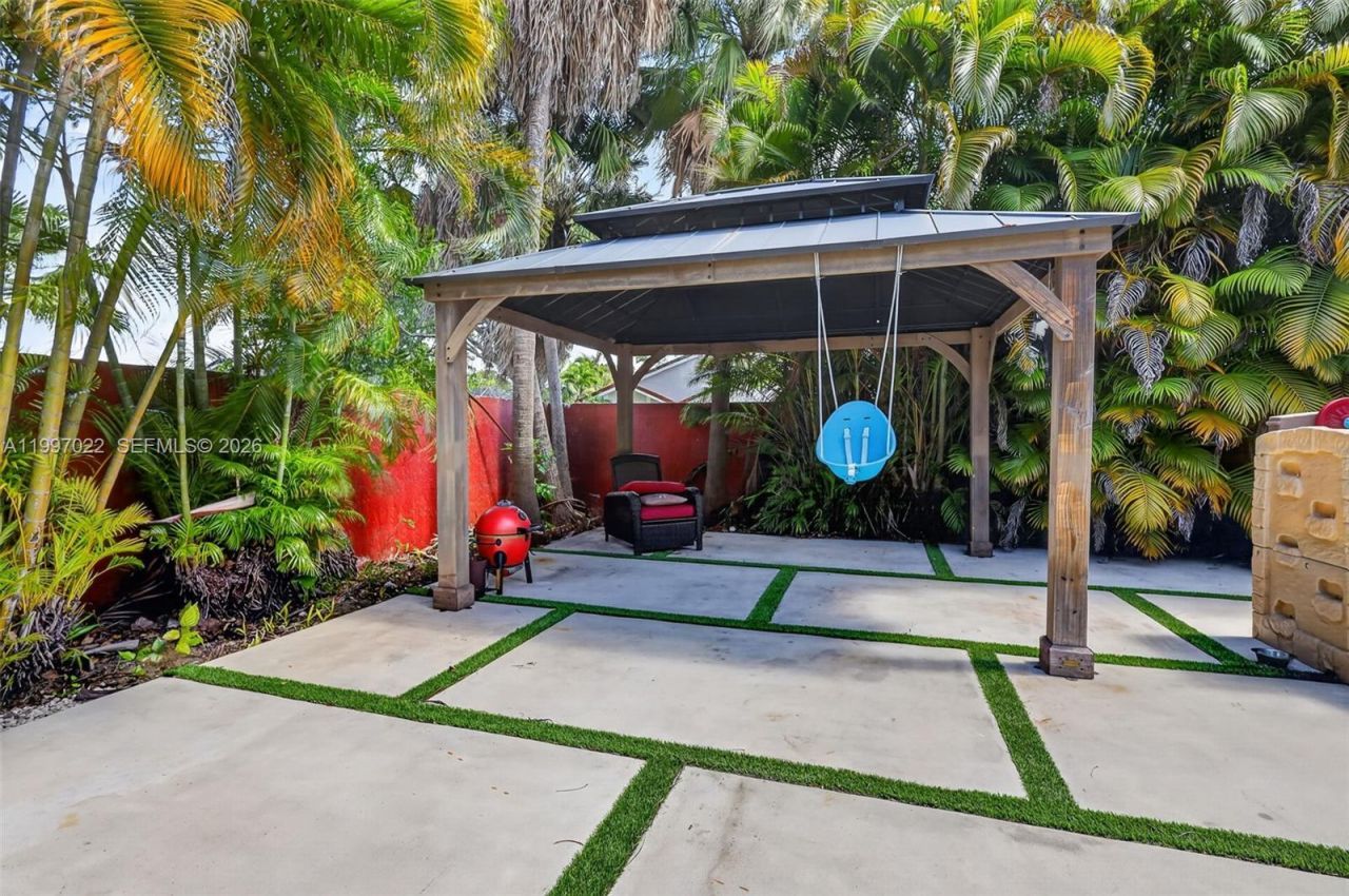 18198 NW 61st Ct , Hialeah, FL 33015 Photo