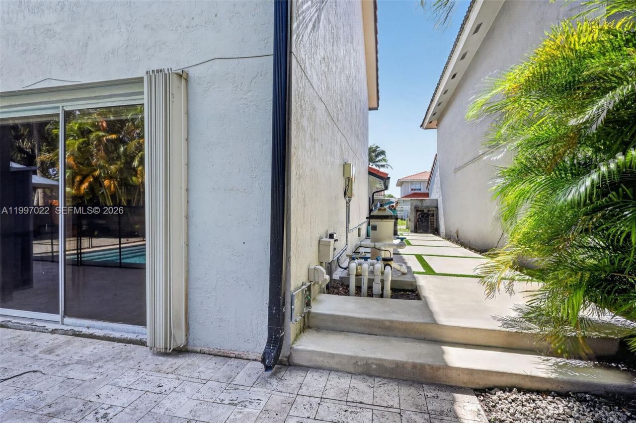 18198 NW 61st Ct , Hialeah, FL 33015 Photo