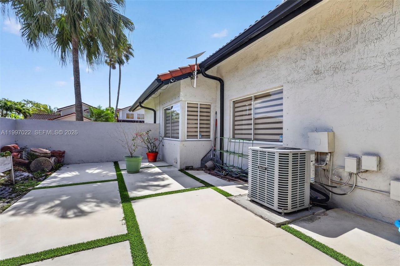 18198 NW 61st Ct , Hialeah, FL 33015 Photo