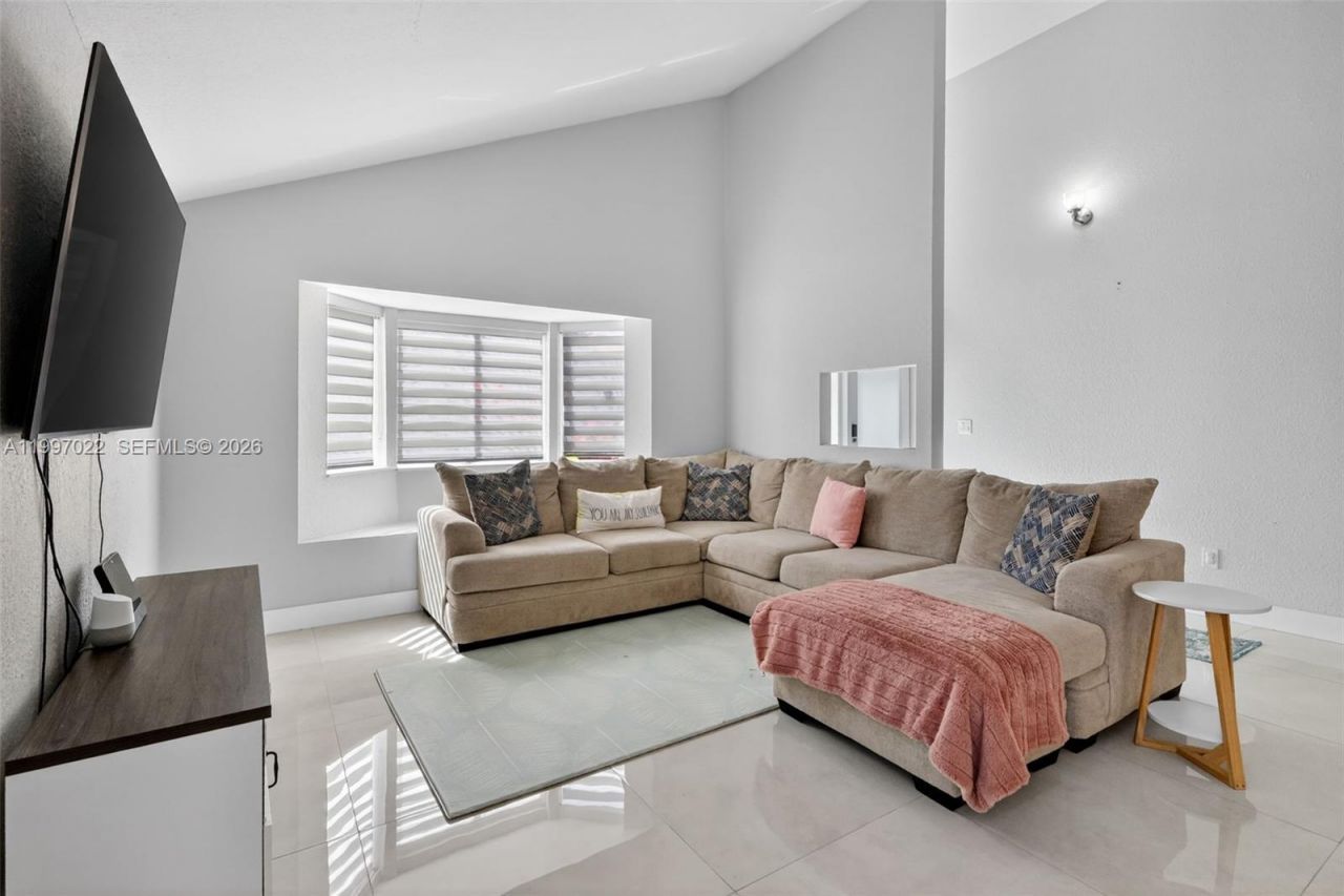 18198 NW 61st Ct , Hialeah, FL 33015 Photo