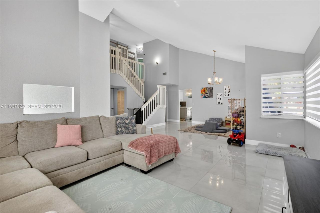 18198 NW 61st Ct , Hialeah, FL 33015 Photo