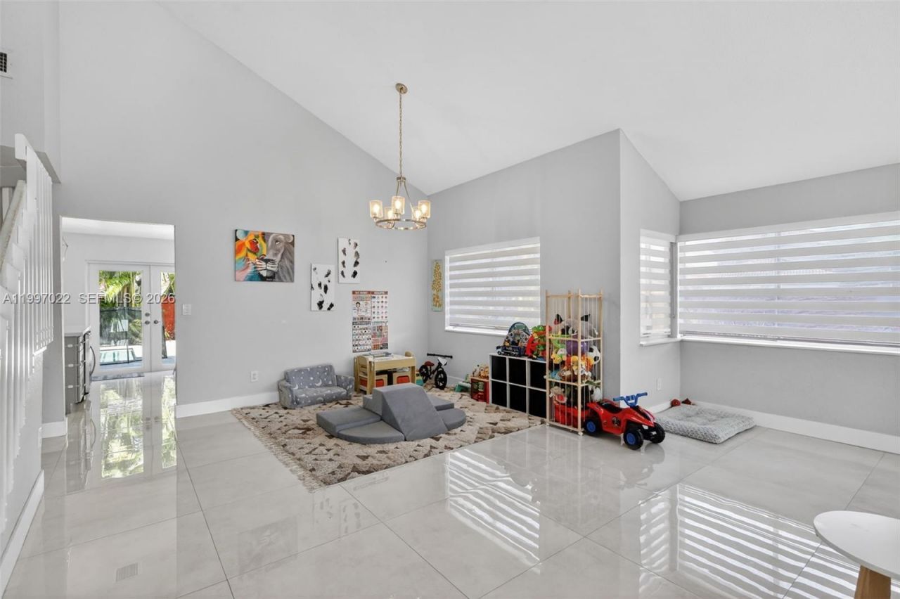 18198 NW 61st Ct , Hialeah, FL 33015 Photo