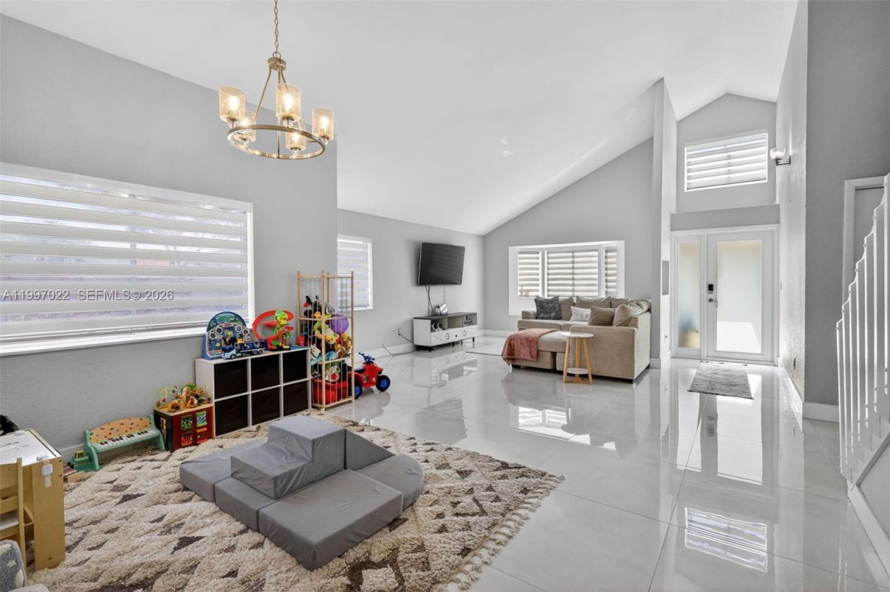 18198 NW 61st Ct , Hialeah, FL 33015 Photo