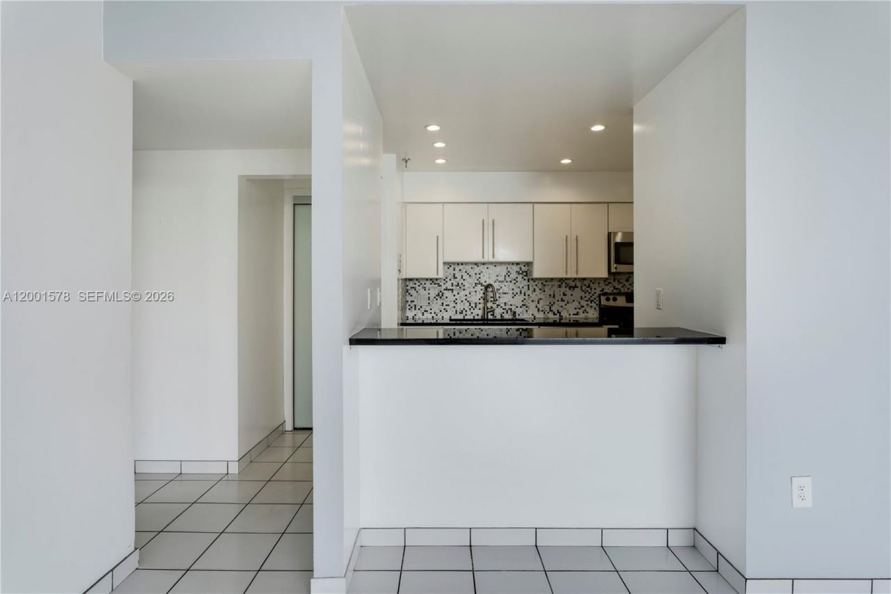 1000 Venetian Way, Unit 408, Miami, FL 33139 Photo