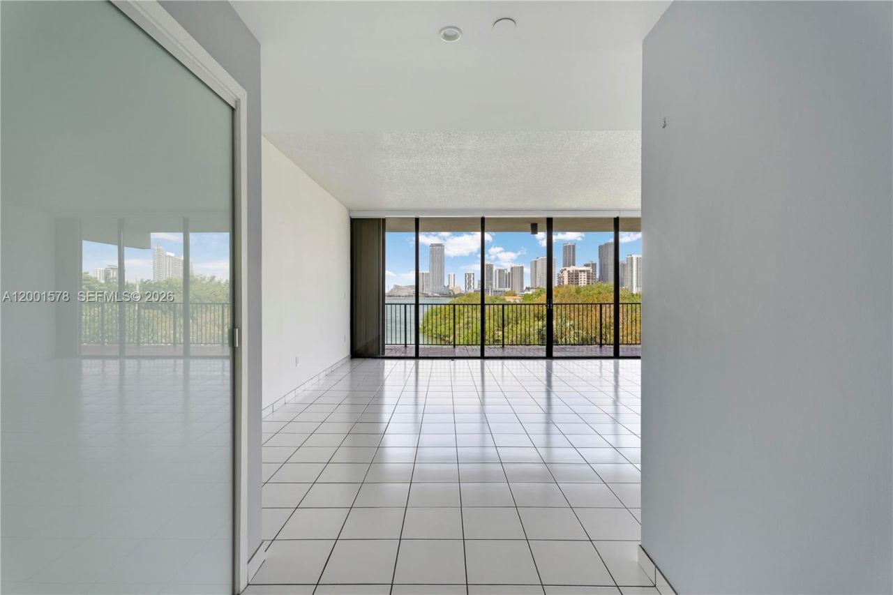 1000 Venetian Way, Unit 408, Miami, FL 33139 Photo