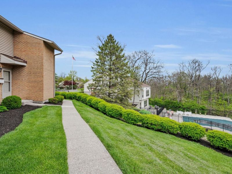 11 Arbor Court, Springdale, OH 45246 Photo 2