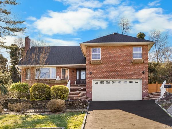 39 Oakdale Road , Roslyn Heights, NY 11577