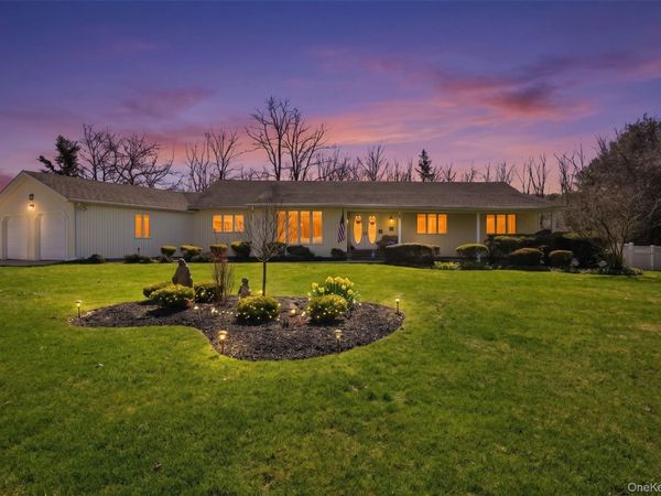 8 Penn Drive , Dix Hills, NY 11746