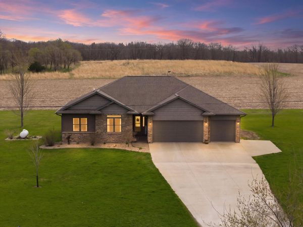 1828 160th Ave , Manchester, IA 52057