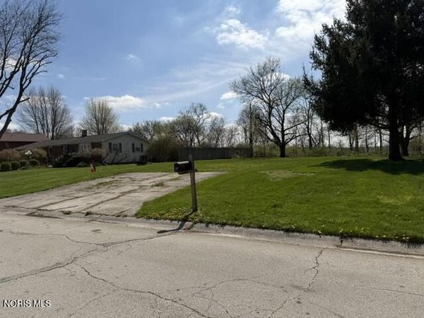 37 Barcelona Drive , Fostoria, OH 44830