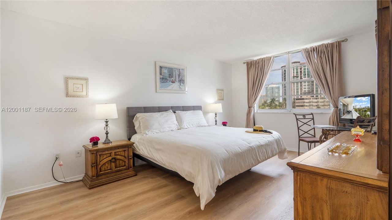 300 Bayview Dr, Unit 315, Sunny Isles Beach, FL 33160 Photo