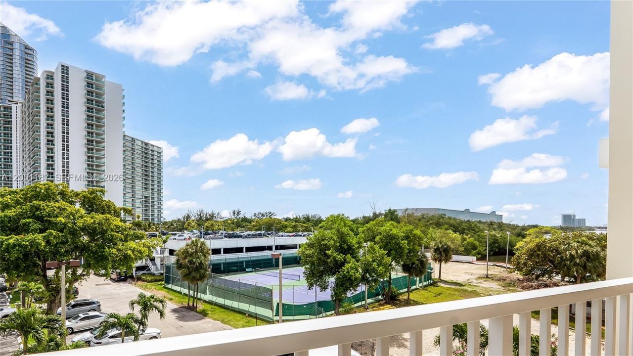 300 Bayview Dr, Unit 315, Sunny Isles Beach, FL 33160 Photo