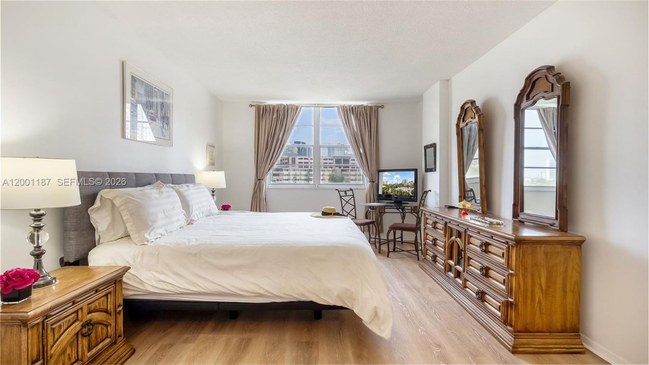 300 Bayview Dr, Unit 315, Sunny Isles Beach, FL 33160 Photo