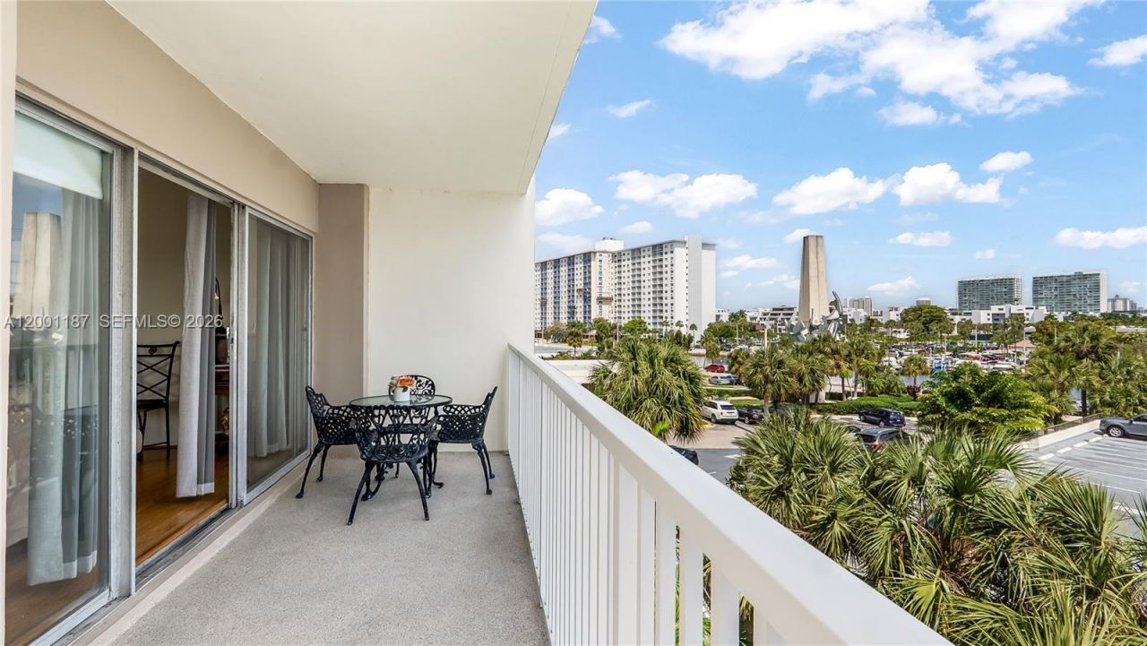 300 Bayview Dr, Unit 315, Sunny Isles Beach, FL 33160 Photo