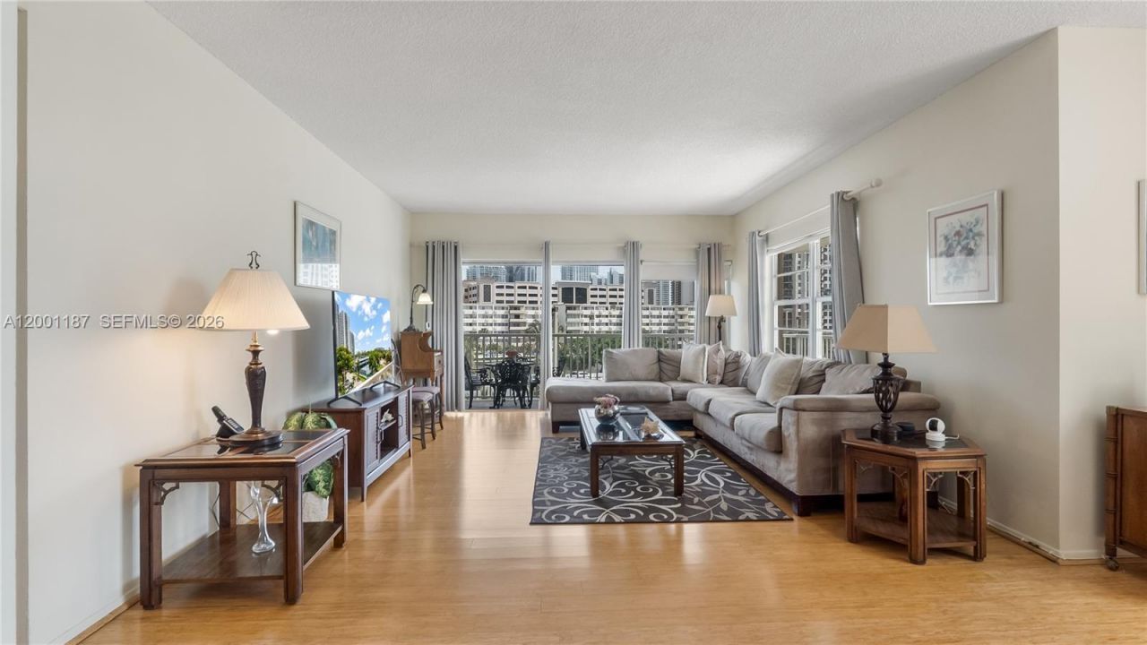 300 Bayview Dr, Unit 315, Sunny Isles Beach, FL 33160 Photo