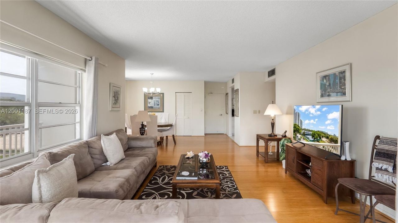 300 Bayview Dr, Unit 315, Sunny Isles Beach, FL 33160 Photo