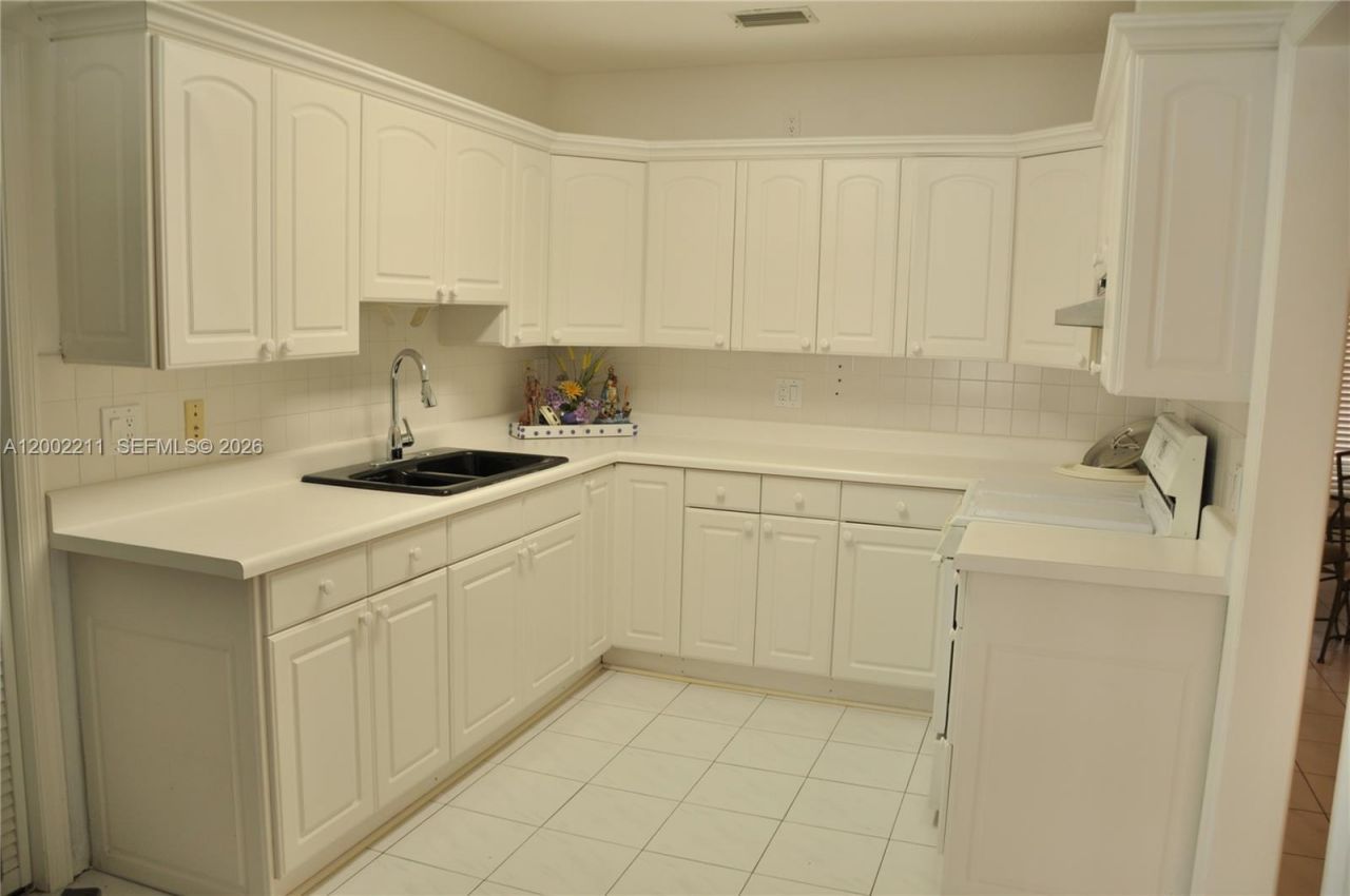 1301 W 61st Pl, Hialeah, FL 33012 Photo