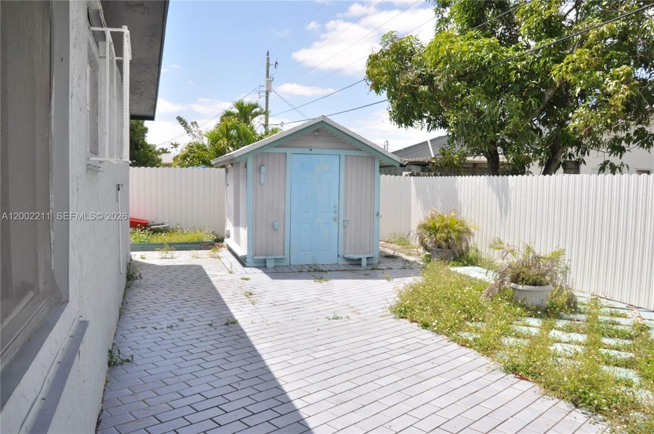 1301 W 61st Pl, Hialeah, FL 33012 Photo