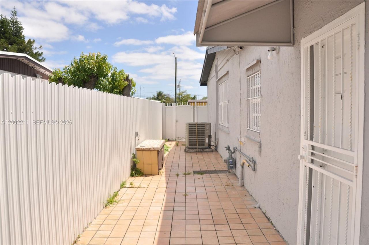 1301 W 61st Pl, Hialeah, FL 33012 Photo