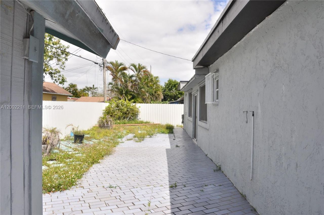 1301 W 61st Pl, Hialeah, FL 33012 Photo