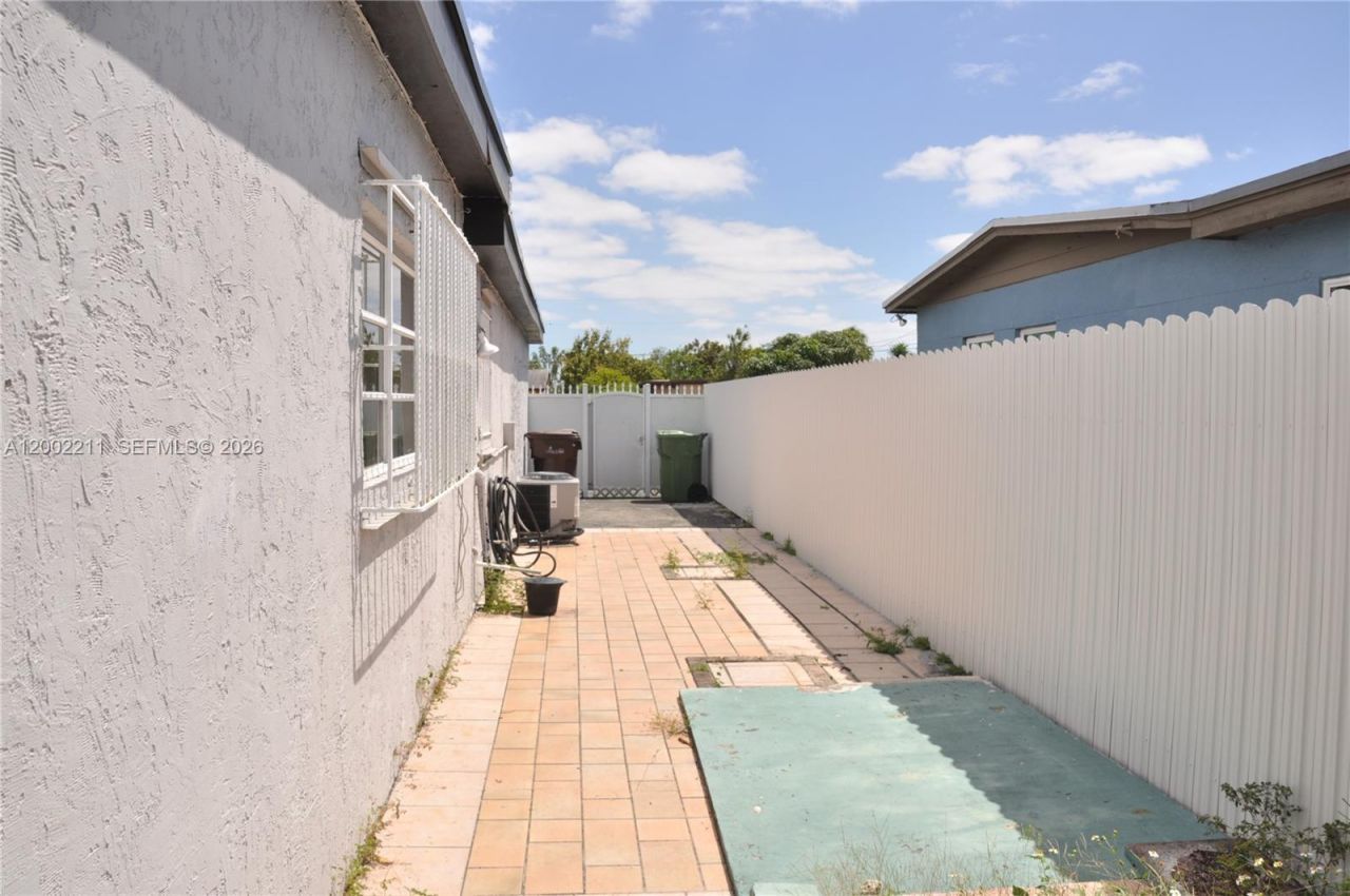 1301 W 61st Pl, Hialeah, FL 33012 Photo