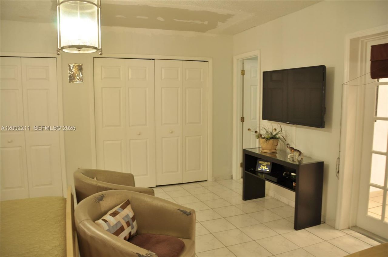 1301 W 61st Pl, Hialeah, FL 33012 Photo