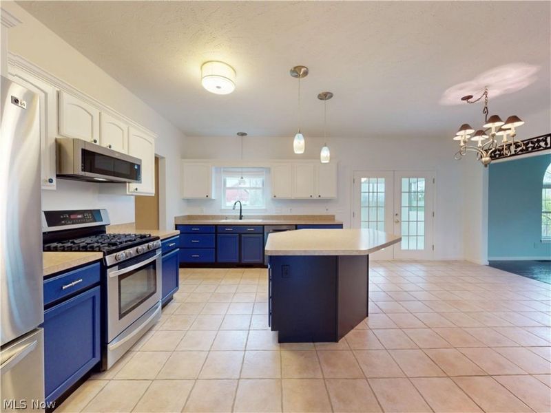 10055 Locust Grove Drive, Chardon, OH 44024 Photo 11