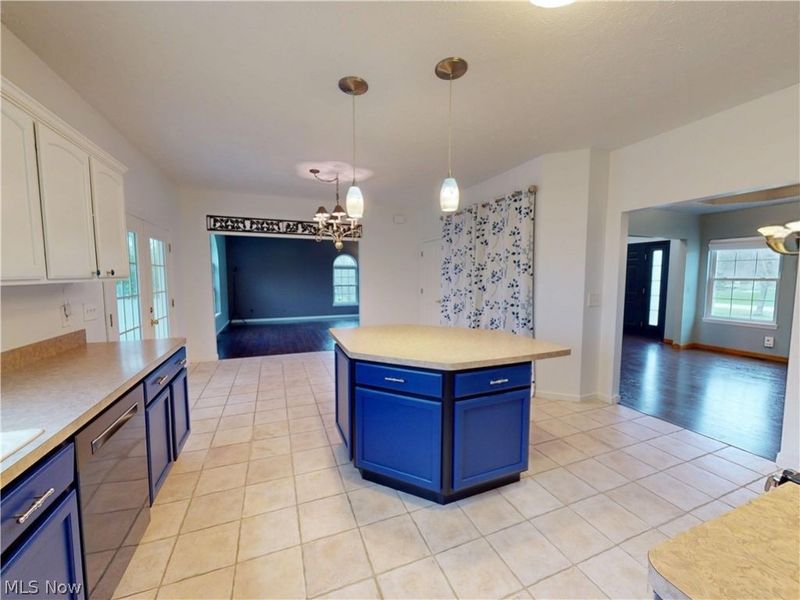 10055 Locust Grove Drive, Chardon, OH 44024 Photo 12