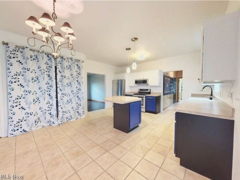 10055 Locust Grove Drive, Chardon, OH 44024 Photo 13