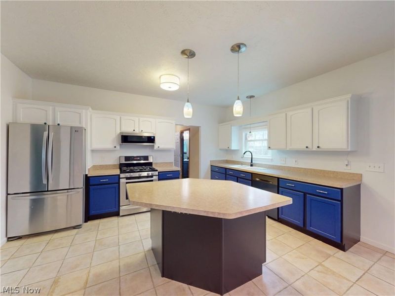 10055 Locust Grove Drive, Chardon, OH 44024 Photo 14