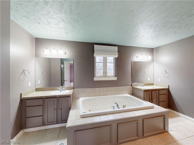 10055 Locust Grove Drive, Chardon, OH 44024 Photo 27