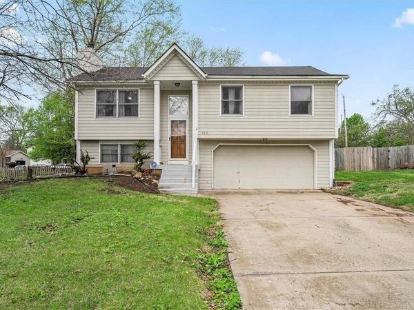 8812 Golden Lane, De Soto, KS 66018