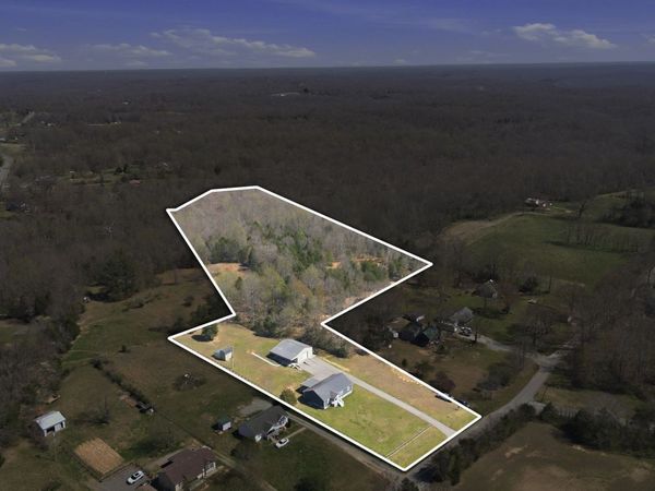 1041 Twin Creek Rd , Charlotte, TN 37036