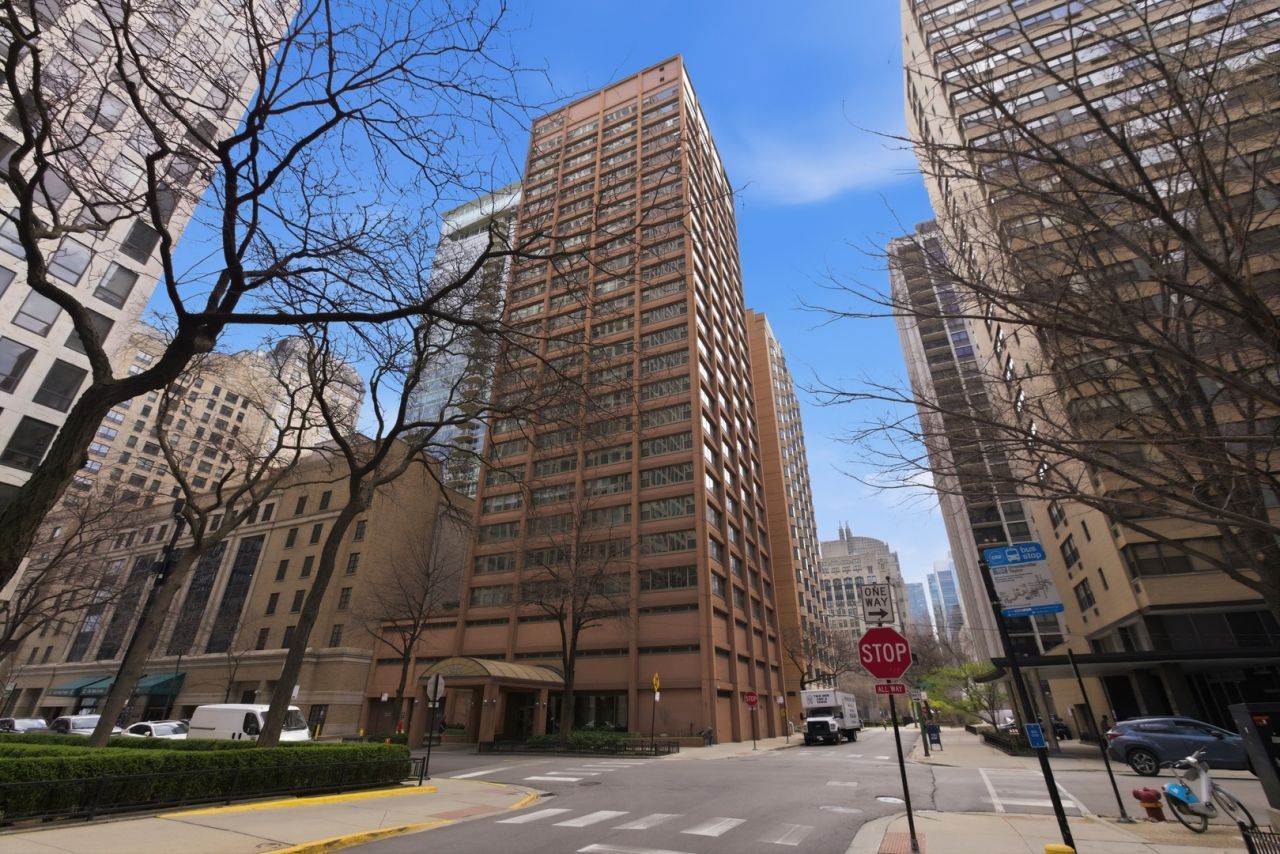 247 E Chestnut Street , Unit 1003, Chicago, IL 60611 Main Photo