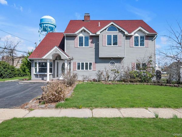 21 Bird Lane , Hicksville, NY 11801