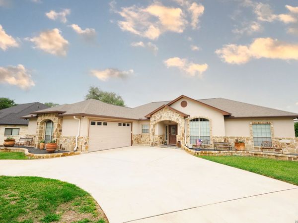 717 Jack Nicklaus, Devine, TX 78016